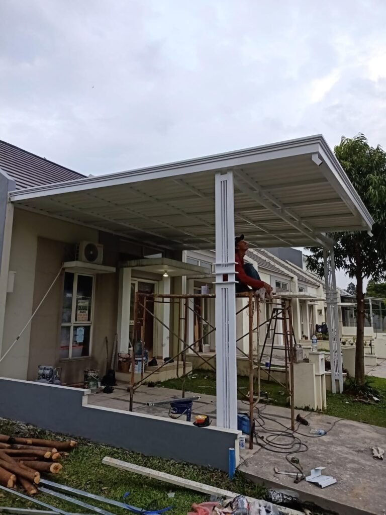 proses pemasangan kanopi teras alderon double layer di solo raya
